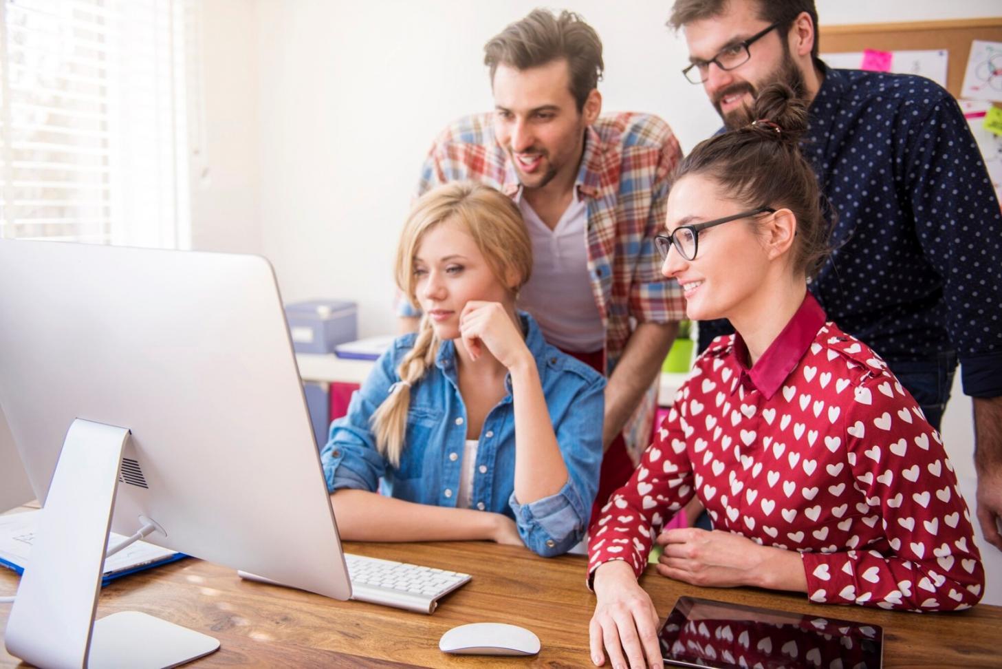Espace de travail avec analyses financières et graphiques d'investissement