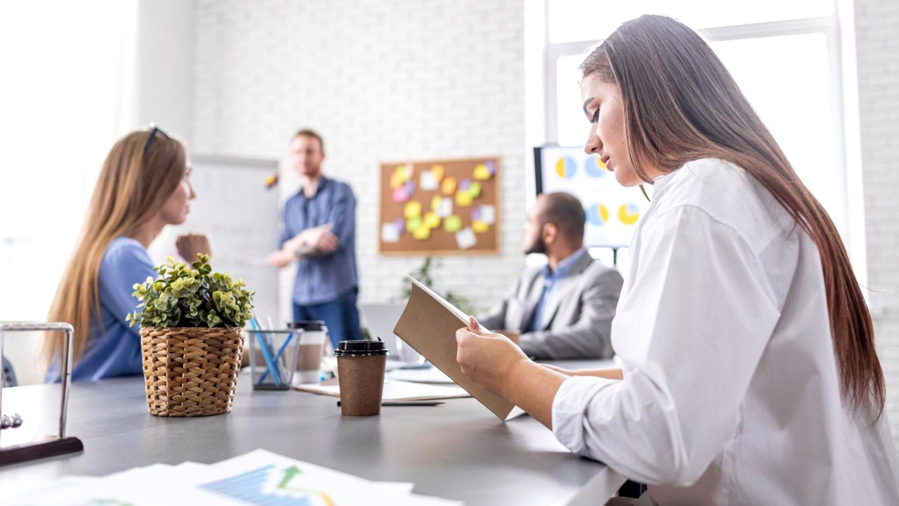 Espace de travail d'analyse financière avec documents et graphiques pour illustrer le processus d'apprentissage structuré